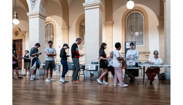 Une file d'électeurs attendant leur tour dans un bureau de vote lors des législatives.