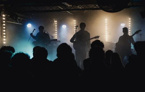 Atmosphère intense sur scène lors d'un concert du Pôle Supérieur Paris Boulogne-Billancourt.