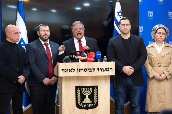 Groupe debout autour d'un pupitre lors d'une conférence de presse officielle en Israël