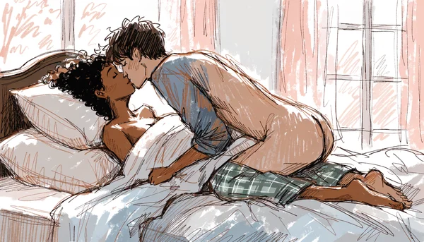 Couple nu dans une étreinte intime, femme sur le dos embrassant son partenaire, main sur la hanche, lumière tamisée de chambre