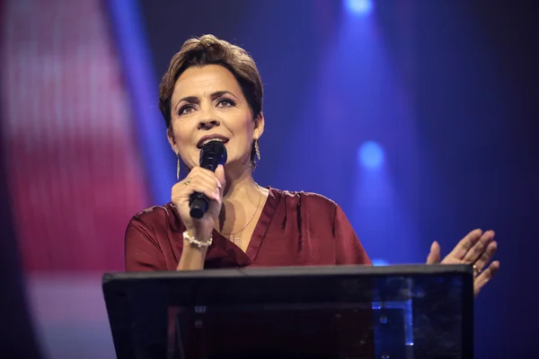 Kari Lake s'entretenant avec des participants lors de l'AmericaFest 2022 au Phoenix Convention Center à Phoenix, en Arizona.