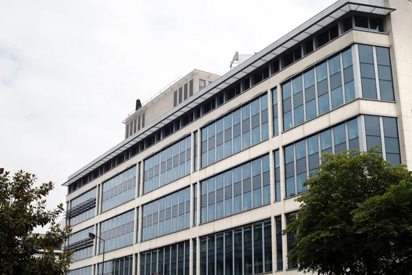 Vue nocturne d'un complexe moderne avec le texte 'Deux mineurs interpellés pour un projet d'attentat'.