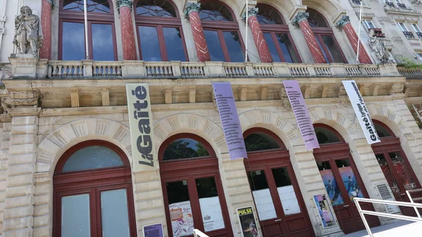 Beyoncé sur scène en combinaison dorée, célébrant sa victoire avec un trophée aux MTV Awards.