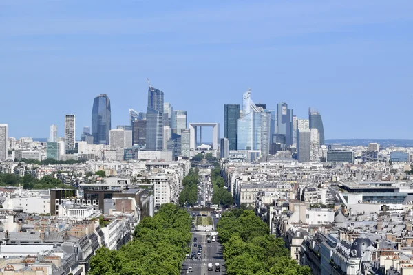 Vue panoramique sur Paris avec les tours de La Défense en arrière-plan