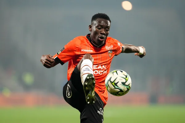 Arthur Avom en pleine action sous le maillot du FC Lorient