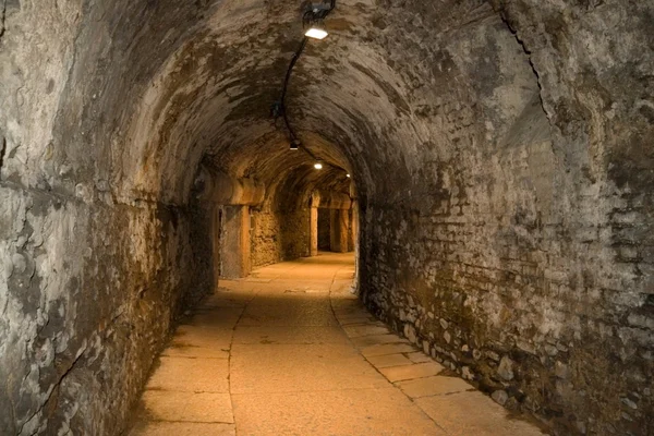 Une longue galerie voûtée s'étendant dans les profondeurs des carrières.