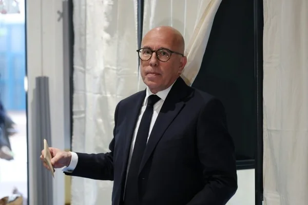 Éric Ciotti rue de Vaugirard à Paris, répondant à la presse après son arrivée en tête de la primaire du parti Républicain.