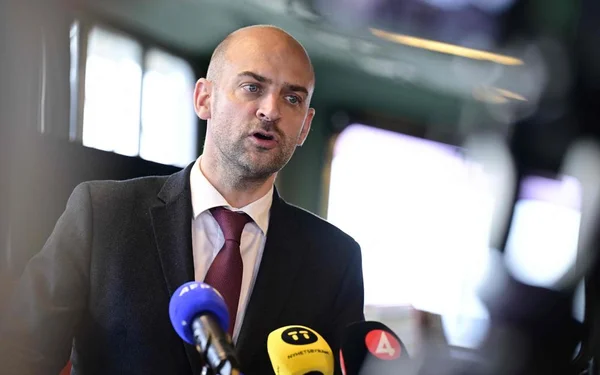 Jean-Noël Barrot face aux micros lors d'une apparition médiatique.