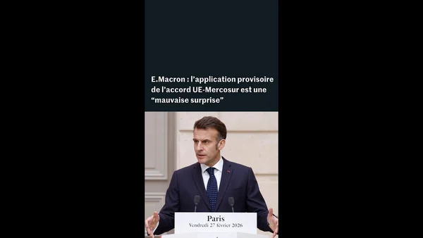 Emmanuel Macron à la tribune à Paris le 27 février 2026, évoquant le Mercosur.