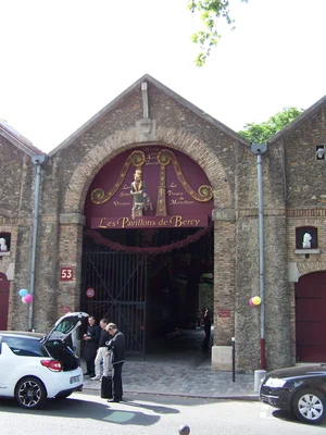 La rue jardin des Pavillons de Bercy, aussi appelé Théâtre de verdure, un lieu magique accessible lors du Festival du Merveilleux.