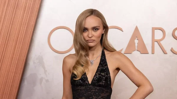 Lily-Rose Depp élégante en robe de dentelle lors d'un événement OSCARS