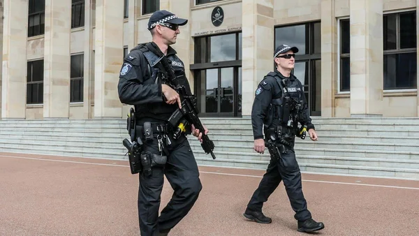 Policiers en tenue tactique devant le Parlement d'Australie occidentale