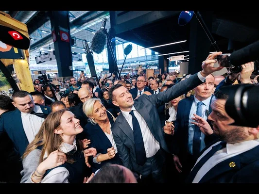 Foule et micros de presse au Salon de l'Agriculture lors de la visite de Jordan Bardella.