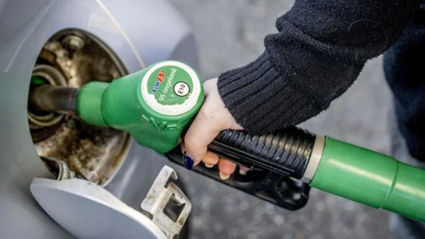 Le plein de carburant SP95-E10 en cours sur un véhicule.