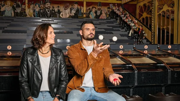 Florent Manaudou et sa partenaire dans un décor de salle d'arcade pour la série.