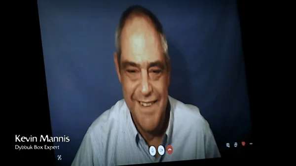 Kevin Mannis identifié comme expert de la boîte de Dybbuk lors d'un appel vidéo.