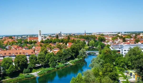 Vue aérienne de Kehl en Allemagne avec ses toits rouges, sa rivière sinueuse et son clocher, ville située à la frontière de Strasbourg.