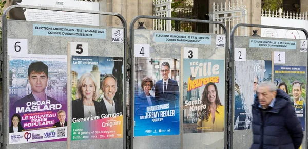 Affiches électorales municipales 2026 à Paris, dont celles d'Oscar Maslard et Grégoire, installées sur des panneaux numérotés.