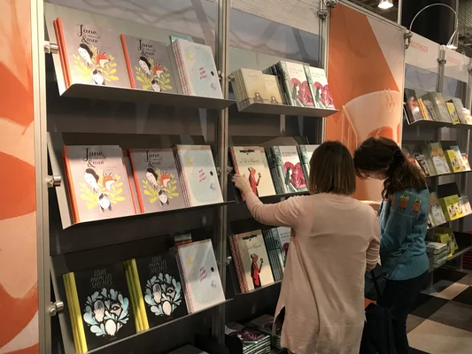 Des visiteuses découvrant les albums des éditions La Pastèque, dont Jane, le renard et moi.