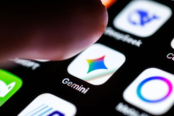 Gros plan sur un écran de smartphone montrant l'icône de l'application Gemini.