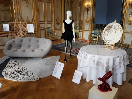 Produits exposés lors de la Grande Exposition du Fabriqué en France au Palais de l'Élysée, dans un décor aux moulures dorés avec mannequin et mobilier.