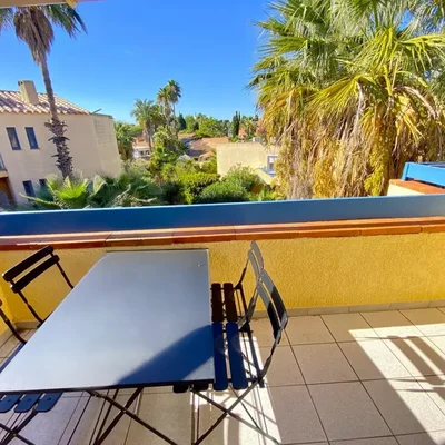 Un balcon surplombant le village de vacances.