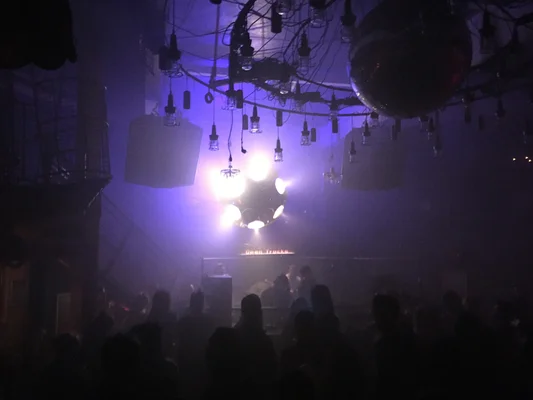 Piste de danse principale du club techno Bahnwärter Thiel à Munich avec une foule face à la scène.
