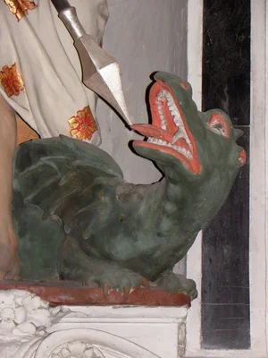 Retable du maître-autel de l'église Notre-Dame-de-l'Assomption de La Gouesnière (35). Statue de Saint-Michel terrassant le dragon. Détail. Le dragon.