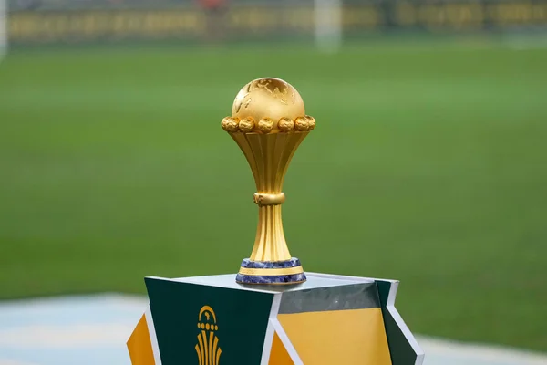 Le trophée de la Coupe d'Afrique des Nations placé sur un piédestal décoratif.
