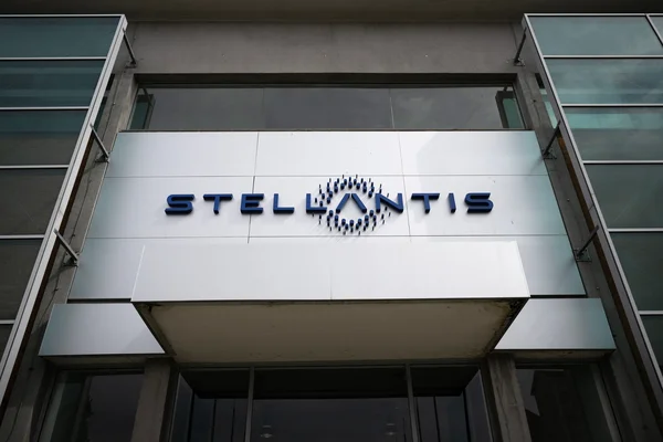 La façade du siège de Stellantis avec le logo de l'entreprise visible à l'entrée du bâtiment.