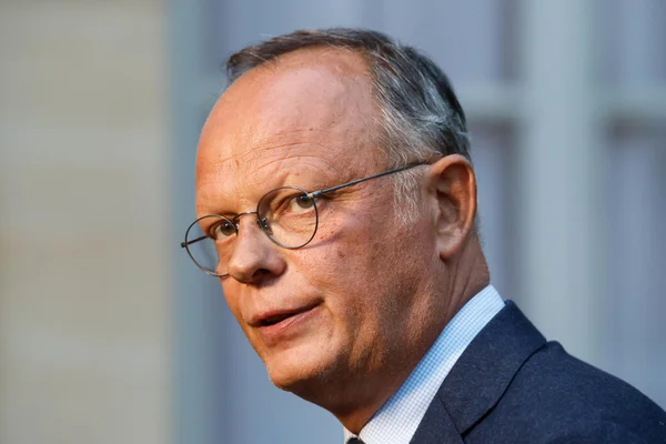 Édouard Philippe, en costume bleu et chemise à carreaux.