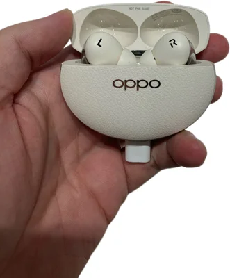 Le boîtier ouvert des écouteurs sans fil OPPO Enco X3 blanc, tenant les écouteurs gauche et droite.