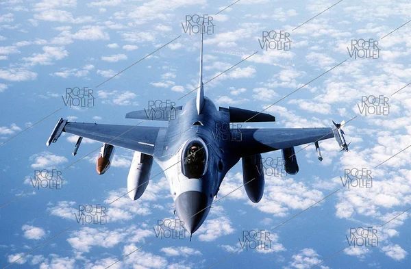 Un avion de combat Falcon F-16 de l'armée de l'air américaine en vol.