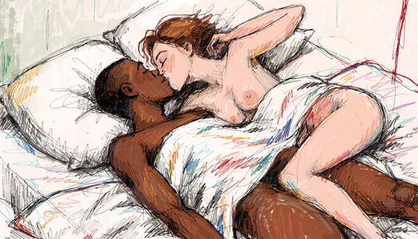 Un jeune couple allongé sur un lit en draps blancs, s'embrassant tendrement dans une position de préliminaires, lumière naturelle et douce