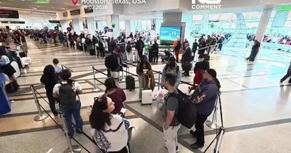 Foule de voyageurs attendant dans le hall de l'aéroport de Houston.