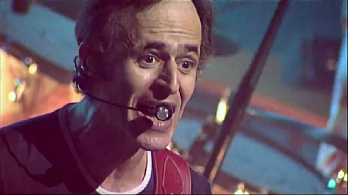 Jean-Jacques Goldman en concert lors de la tournée Un tour ensemble, interprétant Envole-moi.
