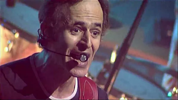 Jean-Jacques Goldman en concert lors de la tournée Un tour ensemble, interprétant Envole-moi.