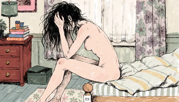 Jeune femme nue assise seule au bord d'un lit, les épaules voûtées, le visage caché dans ses mains