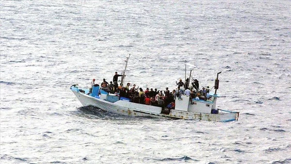Bateau surchargé de migrants naviguant en Méditerranée.