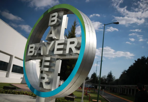 Le panneau circulaire Bayer installé à l'extérieur d'un site industriel.