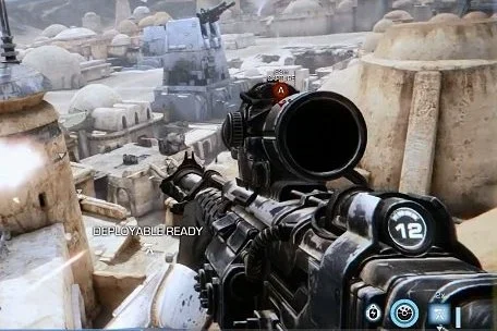 Gameplay de Star Wars: First Assault avec une vue subjective visant un fusil sniper dans un environnement désertique.
