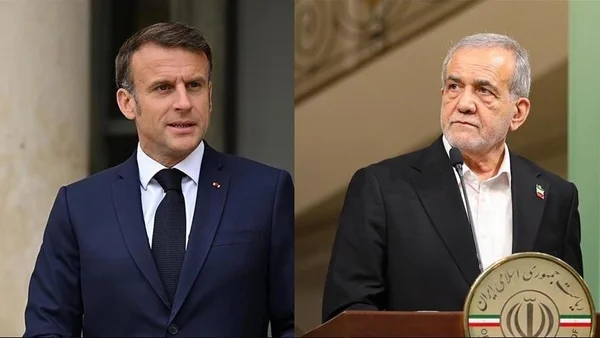 Le président iranien Massoud Pezeshkian lors d'une apparition publique officielle devant les drapeaux nationaux.