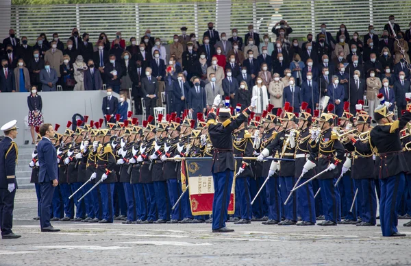 Emmanuel Macron recevant les honneurs militaires place de la Concorde le 14 Juillet 2021.