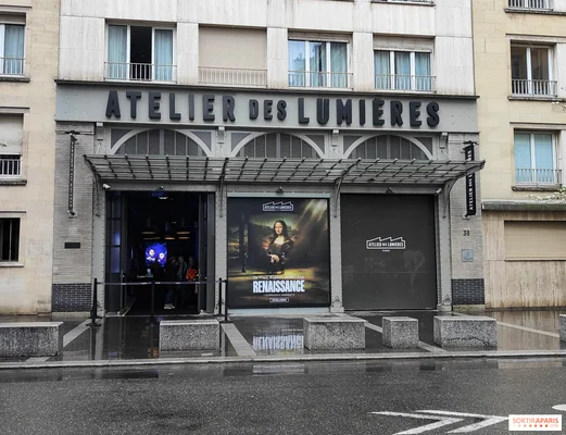 L'entrée de l'Atelier des Lumières annonçant l'exposition immersive dédiée à la Renaissance.