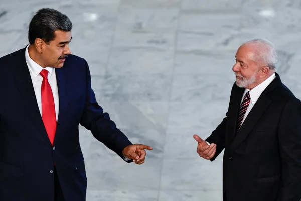 Lula et Maduro discutent en tenue formelle lors d'une rencontre bilatérale.