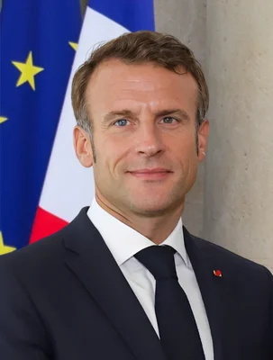Emmanuel Macron devant les drapeaux français et européen en 2022.