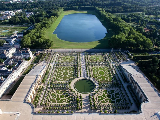La cité royale de Versailles vue du ciel avec le palais et ses jardins.