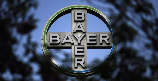 Le logo iconique de Bayer, avec ses croix et ses anneaux colorés, en gros plan.