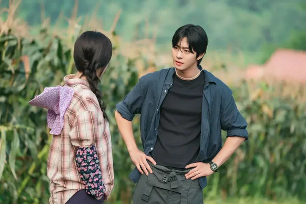 La rencontre entre le fermier et la star de la télé dans un champ de maïs dans Sold Out on You.