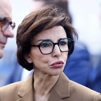 Rachida Dati en blazer beige et lunettes noire.